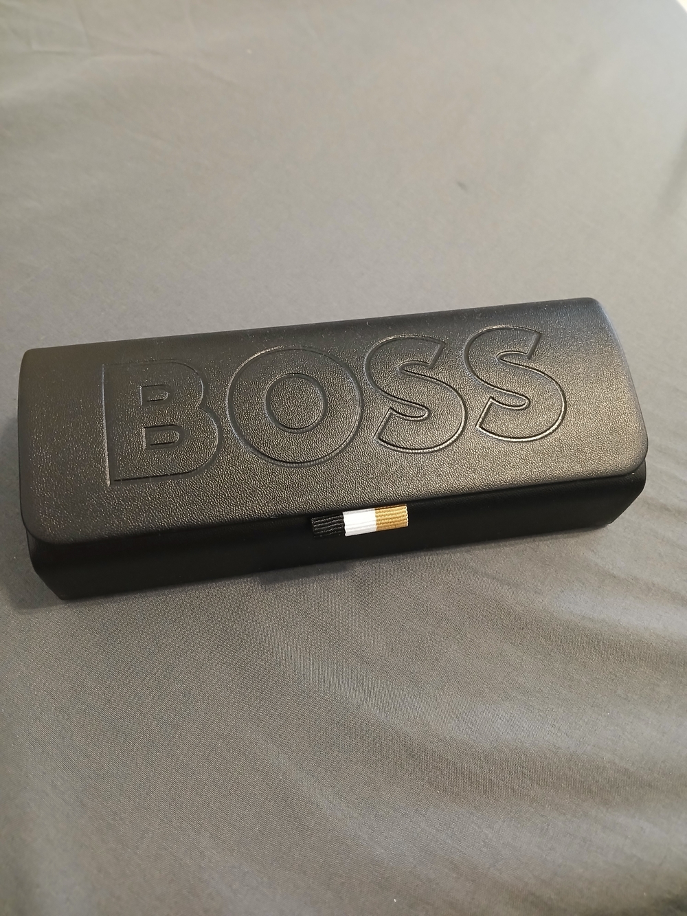 NWOT Boss Small Semi-Hard Glasses Leather Case Cleaning Cloth
